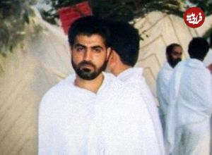 عکس؛ سفر به تاریخ؛ «سردار سلیمانی» در حال کوتاه کردن موهایش در آرایشگاه؛ دهۀ 80