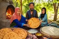 ببینید| غذای روستایی در افغانستان؛ پخت سوپ محلی و نان فطیر توسط یک زوج مسن