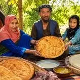 ببینید| غذای روستایی در افغانستان؛ پخت سوپ محلی و نان فطیر توسط یک زوج مسن