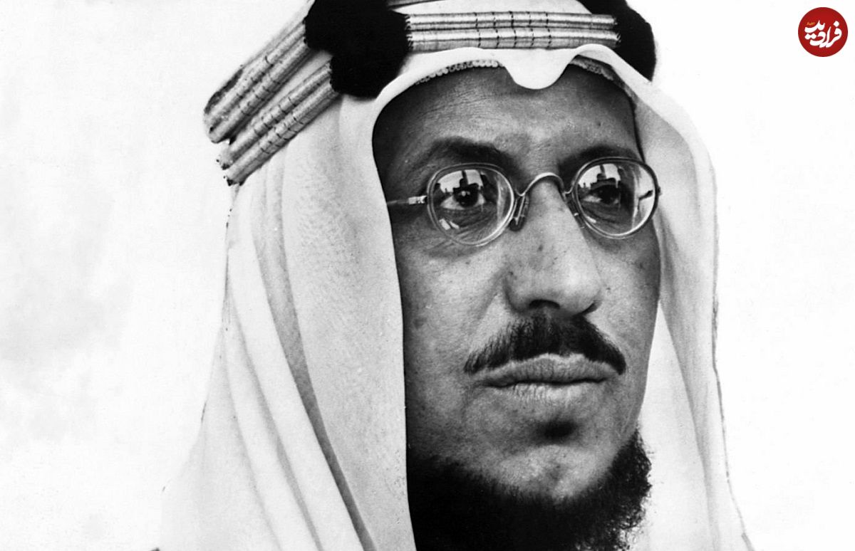 عکس؛ سفر در زمان؛ «پادشاه دوم عربستان و مهمانان خارجی در حال خوردن دو شتر؛ سال 1334