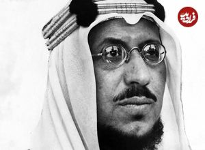 عکس؛ سفر در زمان؛ «پادشاه دوم عربستان و مهمانان خارجی در حال خوردن دو شتر؛ سال 1334
