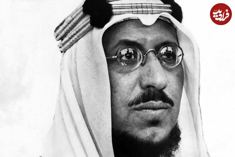 عکس؛ سفر در زمان؛ «پادشاه دوم عربستان و مهمانان خارجی در حال خوردن دو شتر؛ سال 1334