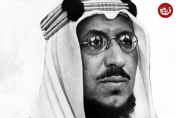 عکس؛ سفر در زمان؛ «پادشاه دوم عربستان و مهمانان خارجی در حال خوردن دو شتر؛ سال 1334