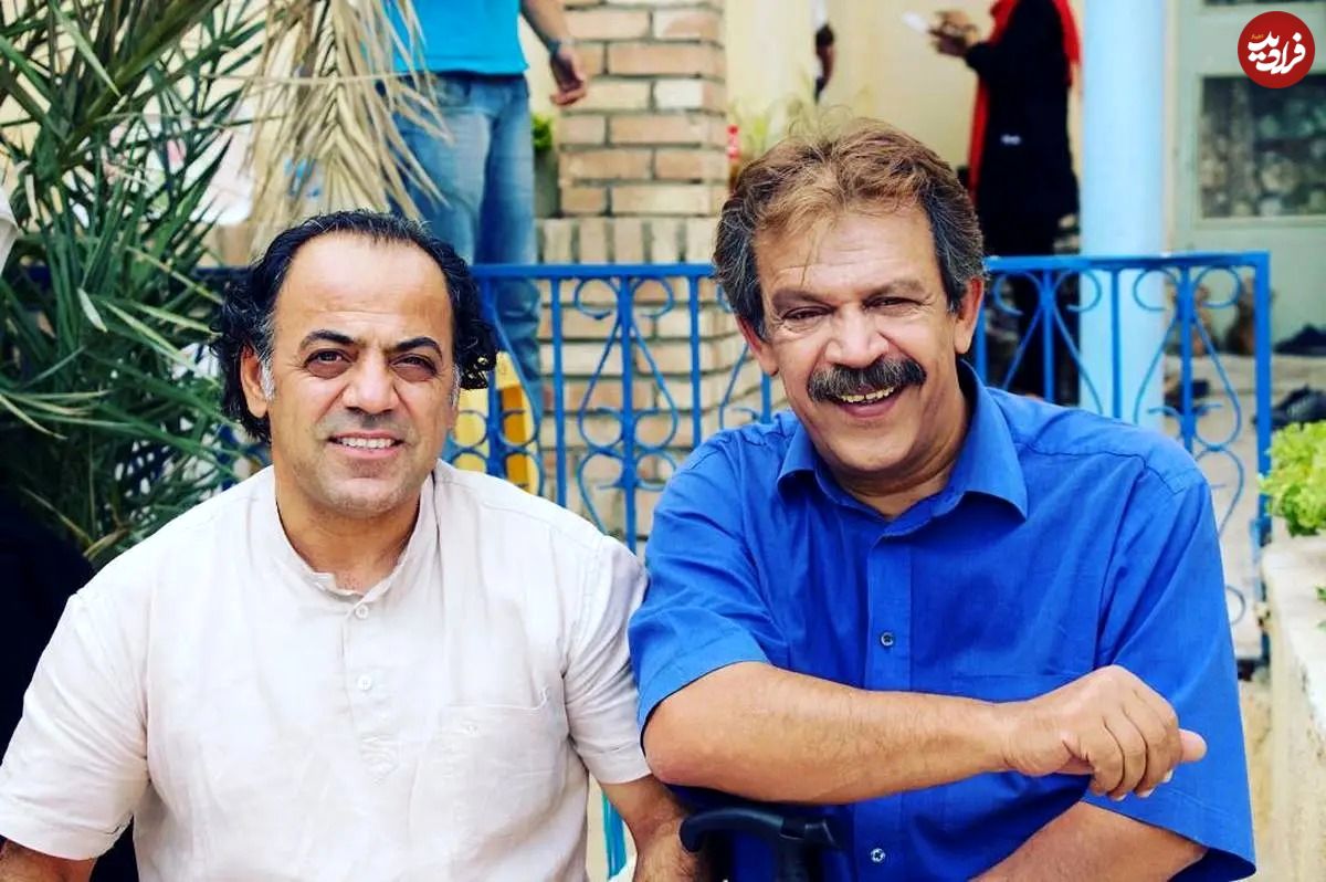 (عکس) حسن پورشیرازی در حال عروسکگردانی «هاپوکومار» در پشت صحنه خونه مادربزرگه؛ سال 66