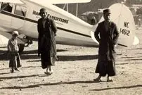 عکس| سفر به ایران قدیم؛ روستاییان ایرانی در کنار هواپیمای آمریکایی؛ 90 سال قبل
