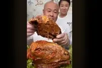 (ویدئو) این زوج مشهور چینی دو کله پاچه بزرگ را در 5 دقیقه خوردند!