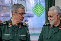 عکس؛ سفر به تاریخ؛ «سرلشکر باقری» 22 ساله در کنار مادر بر سر مزار برادرش «حسن باقری»؛ سال 1361