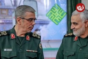 عکس؛ سفر به تاریخ؛ «سرلشکر باقری» 22 ساله در کنار مادر بر سر مزار برادرش «حسن باقری»؛ سال 1361
