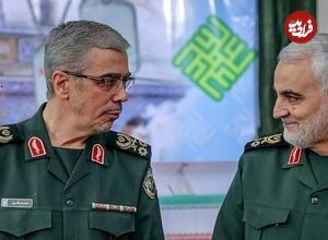 عکس؛ سفر به تاریخ؛ «سرلشکر باقری» 22 ساله در کنار مادر بر سر مزار برادرش «حسن باقری»؛ سال 1361