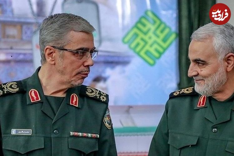 عکس؛ سفر به تاریخ؛ «سرلشکر باقری» 22 ساله در کنار مادر بر سر مزار برادرش «حسن باقری»؛ سال 1361
