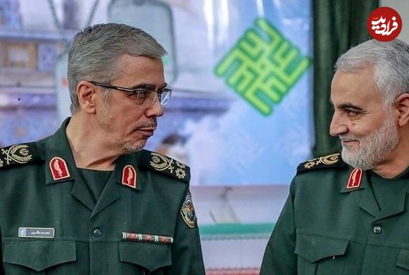 عکس؛ سفر به تاریخ؛ «سرلشکر باقری» 22 ساله در کنار مادر بر سر مزار برادرش «حسن باقری»؛ سال 1361