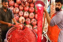 ببینید| غذای خیابانی در پاکستان؛ تهیه آب انار، هلو، آلو، انگور و پرتقال در کراچی