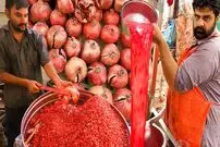 ببینید| غذای خیابانی در پاکستان؛ تهیه آب انار، هلو، آلو، انگور و پرتقال در کراچی