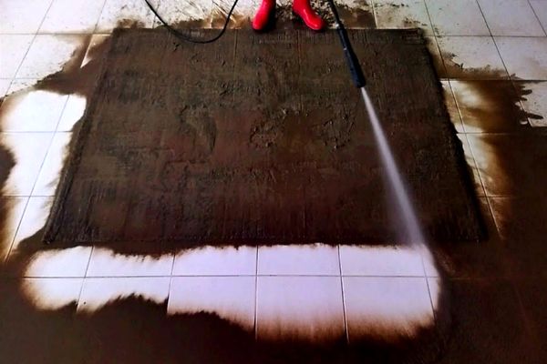 (ویدئو) فرآیند شست و شوی کثیف ترین فرش جهان با هزینه 6 میلیون تومان