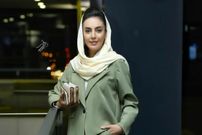 عکس| سفر زمان؛ «مرضیه» (بچه مهندس) در حال نوازش اسب در پشت‌صحنه سریال «آنام»