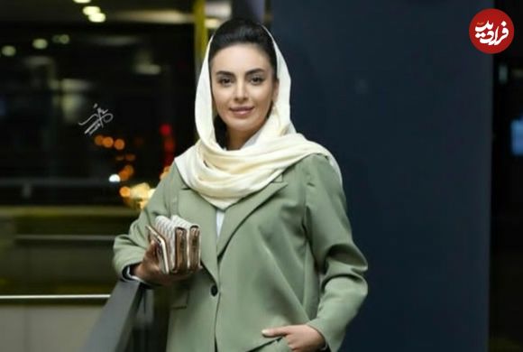 عکس| سفر زمان؛ «مرضیه» (بچه مهندس) در حال نوازش اسب در پشت‌صحنه سریال «آنام»