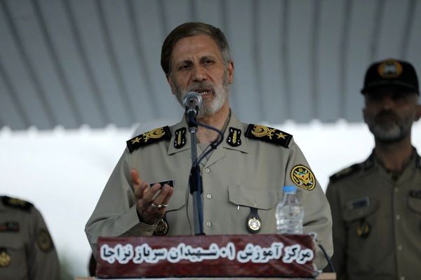 عکس؛ سفر در زمان؛ «امیر حاتمی فرمانده ارتش در حال دریافت تقدیرنامه از رهبر انقلاب»؛ دهه 60