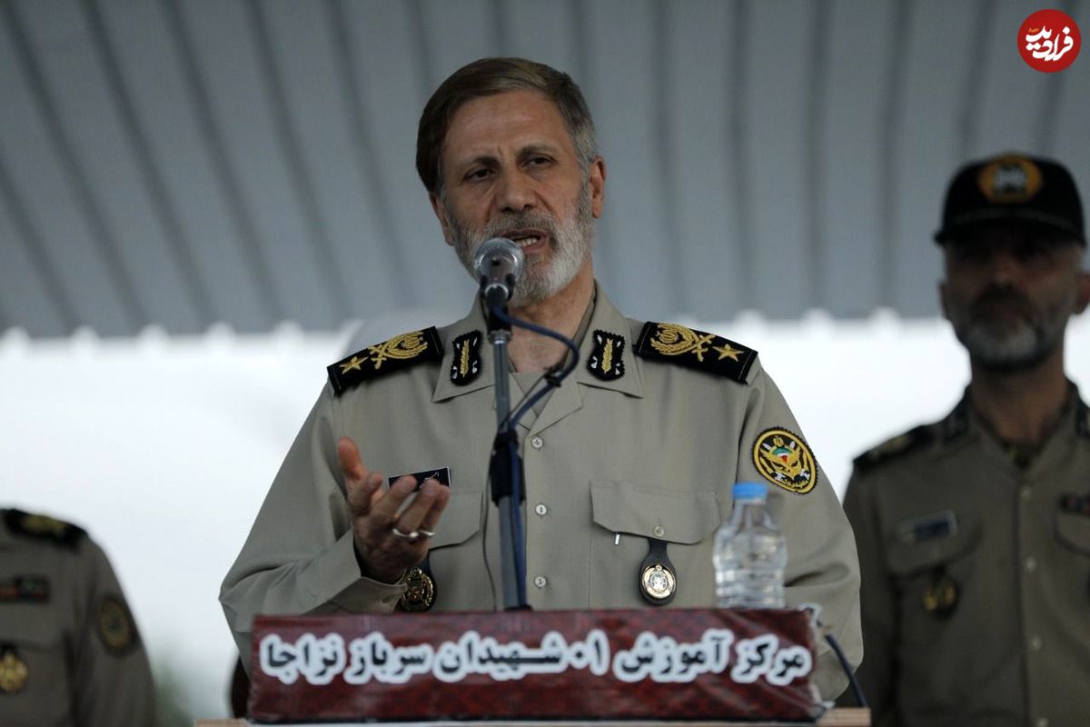 عکس؛ سفر در زمان؛ «امیر حاتمی فرمانده ارتش در حال دریافت تقدیرنامه از رهبر انقلاب»؛ دهه 60