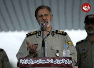 عکس؛ سفر در زمان؛ «امیر حاتمی فرمانده ارتش در حال دریافت تقدیرنامه از رهبر انقلاب»؛ دهه 60