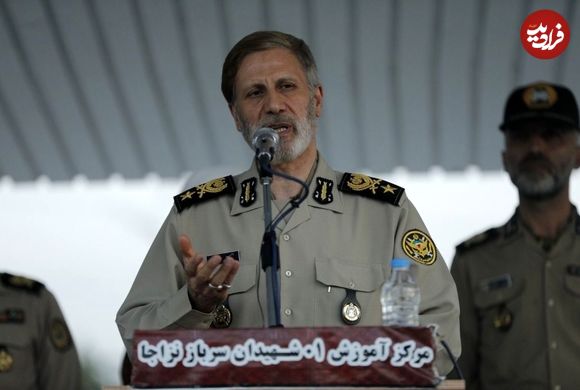 عکس؛ سفر در زمان؛ «امیر حاتمی فرمانده ارتش در حال دریافت تقدیرنامه از رهبر انقلاب»؛ دهه 60