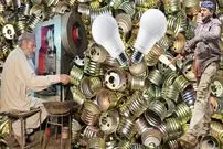 ببینید| مراحل دیدنی تولید سرپیچ لامپ در کارگاهی در پاکستان