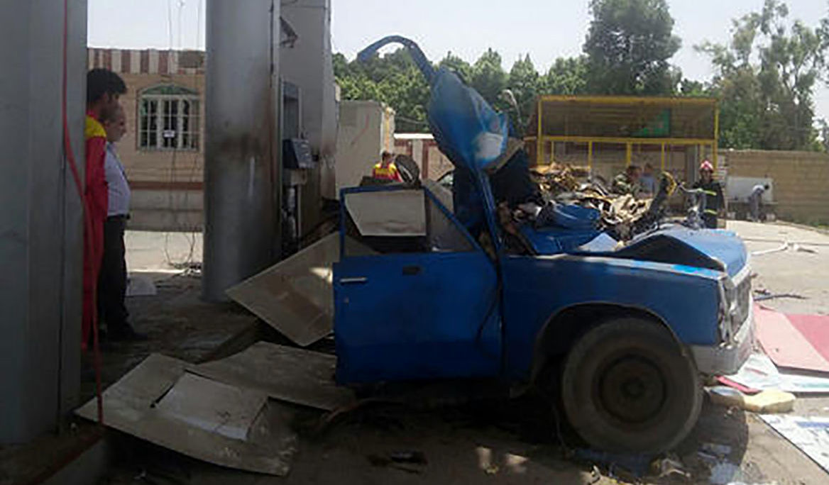 ( ویدیو) لحظه وحشتناک و مرگبار انفجار خودرو نیسان در یک پمپ گاز
