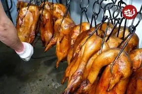 ببینید| غذای خیابانی در تایوان؛ کباب کردن اردک به روشی متفاوت در هسینچو