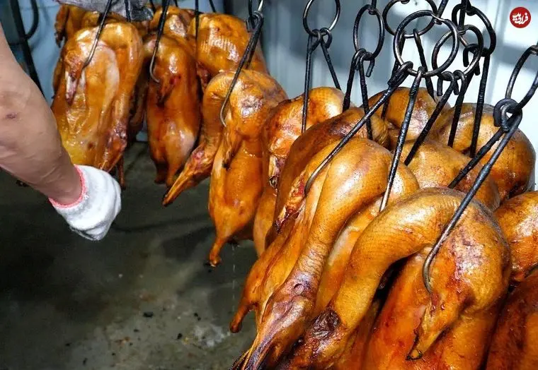 ببینید| غذای خیابانی در تایوان؛ کباب کردن اردک به روشی متفاوت در هسینچو