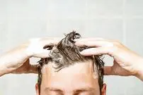 آیا ما واقعا به شامپو نیاز نداریم و مو‌ها خودشان را تمیز می‌کنند؟