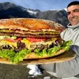 ببینید| غذای روستایی در آذربایجان؛ تهیه چیزبرگر غول پیکر در هوای برفی روستا