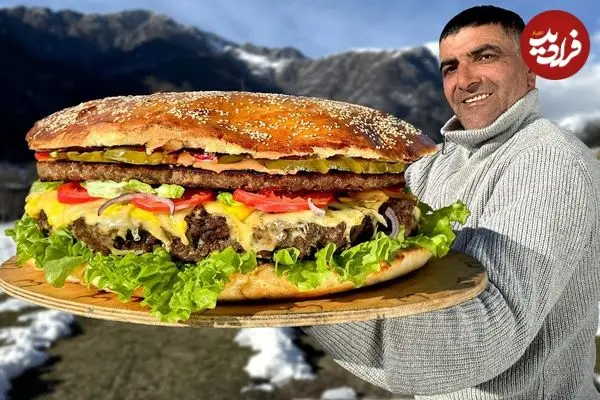 ببینید| غذای روستایی در آذربایجان؛ تهیه چیزبرگر غول پیکر در هوای برفی روستا