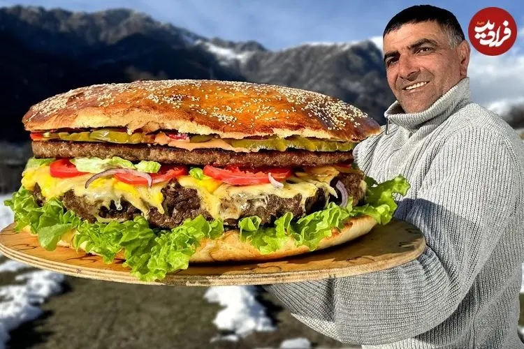 ببینید| غذای روستایی در آذربایجان؛ تهیه چیزبرگر غول پیکر در هوای برفی روستا