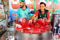 ببینید؛ غذای خیابانی در پاکستان؛ تهیه آب هندوانه در کراچی