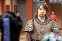 عکس| سفر زمان؛ عکس‌های تازۀ «جومونگ» در 54 سالگی در حال تمیز کردن اجاق گاز