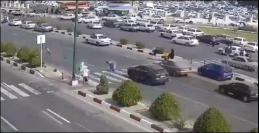 (ویدیو) لحظه وحشتناک زیر گرفتن عابران پیاده توسط خودرو در بندرعباس