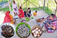 ببینید؛ غذای روستایی در هند؛ پخت یک غذای سنتی با ماهی ریز، تخم مرغ و خرچنگ