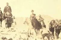 عکس| سفر زمان؛ کاروان اروپایی‌ها در یک مسیر کوهستانی در ایران دوران قاجار