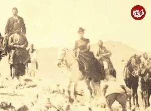 عکس| سفر زمان؛ کاروان اروپایی‌ها در یک مسیر کوهستانی در ایران دوران قاجار