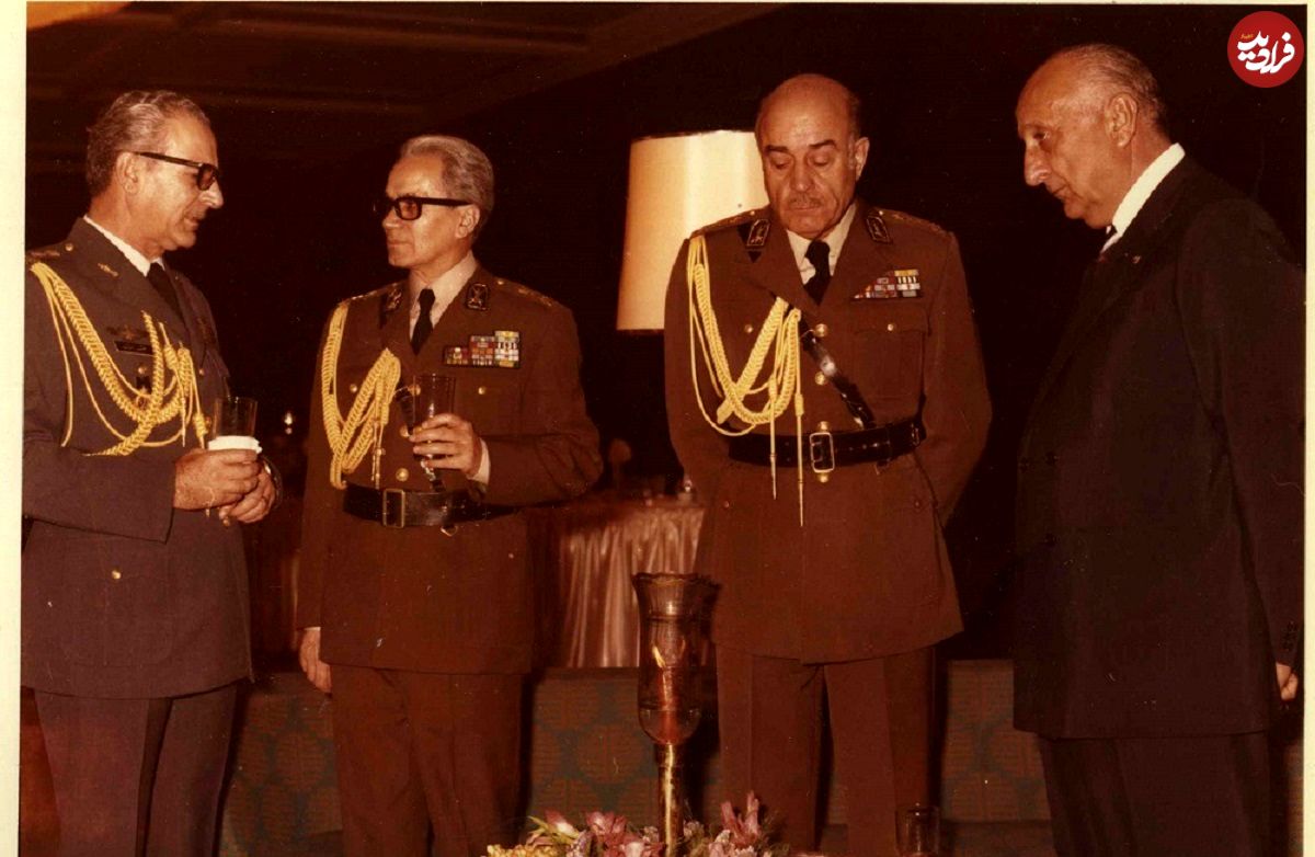 عکس؛ سفر در زمان؛ «رئیس ساواک، هویدا، شاه و درباری ها در کاخ گلستان»؛ دهه 50