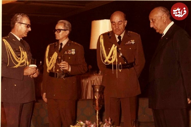 عکس؛ سفر در زمان؛ «رئیس ساواک، هویدا، شاه و درباری ها در کاخ گلستان»؛ دهه 50