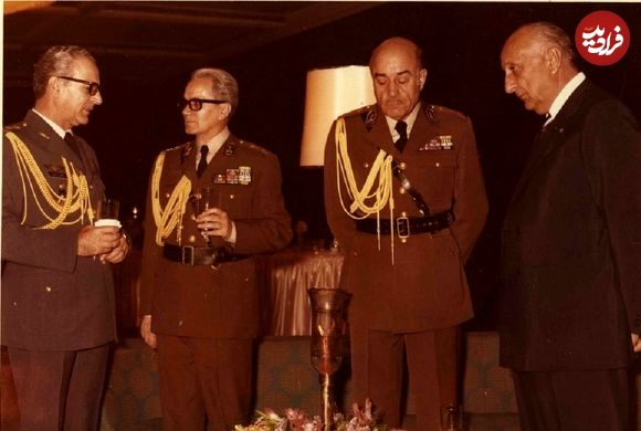 عکس؛ سفر در زمان؛ «رئیس ساواک، هویدا، شاه و درباری ها در کاخ گلستان»؛ دهه 50