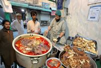 ببینید؛ غذای خیابانی در پاکستان؛ طبخ کله پاچه برای صبحانه در پیشاور