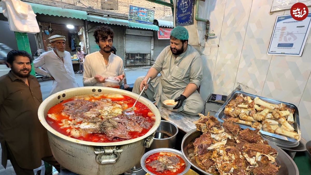 ببینید؛ غذای خیابانی در پاکستان؛ طبخ کله پاچه برای صبحانه در پیشاور