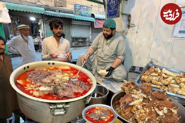 ببینید؛ غذای خیابانی در پاکستان؛ طبخ کله پاچه برای صبحانه در پیشاور