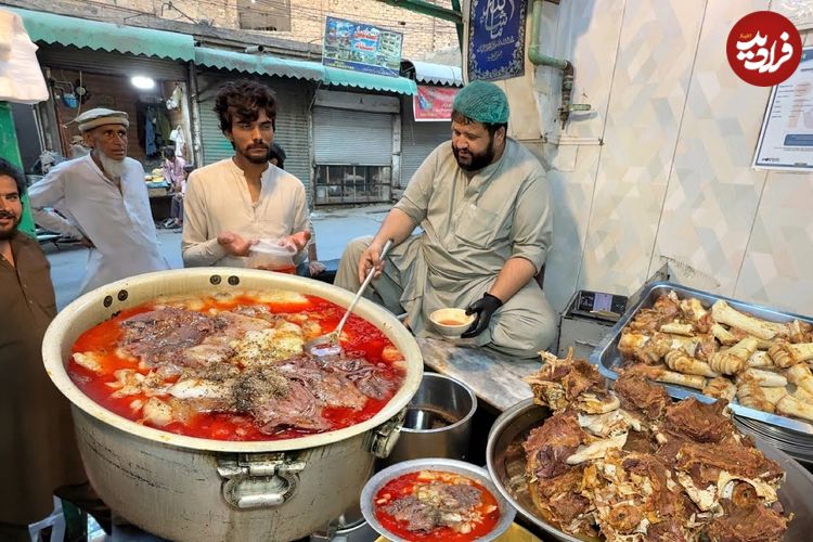 ببینید؛ غذای خیابانی در پاکستان؛ طبخ کله پاچه برای صبحانه در پیشاور