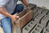 (ویدئو) نحوه درست کردن بلوک سیمانی در خانه با کمک قالب ساده