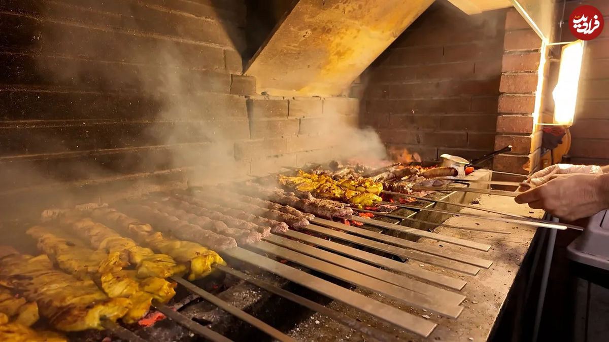 (ویدئو) غذای خیابانی در ایران؛ پخت کباب کوبیده و جوجه کباب در تهران