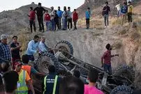 (عکس) سقوط آفرود با ۴ سرنشین به دره