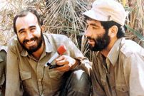 عکس؛ سفر در زمان؛ «شهید خرازی در کنار شهید احمد کاظمی» در جبهه؛ دهه 60