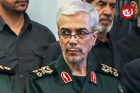 عکس؛ سفر به تاریخ؛ «سرلشکر باقری» در حال تسلیت گفتن در مراسم ترحیم پدر «سردار سلیمانی»
